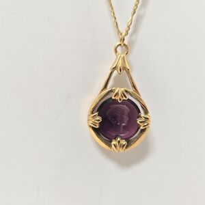 VTG Avon Gold-Tone Purple Cameo Pendant Necklace